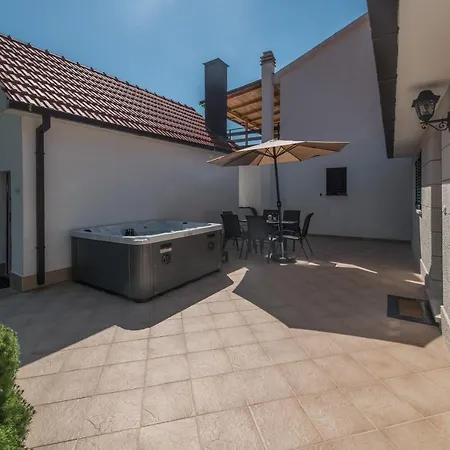 别墅 Dumancic With Garden And Hot Tub Lovreć